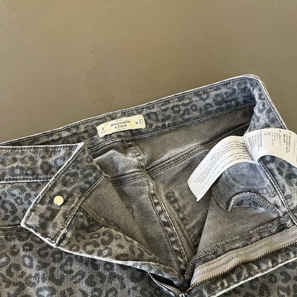 A&F - Picture 5 of 6